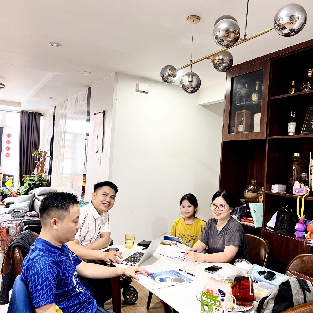 Khách hàng nhận báo cáo sinh trắc vân tay