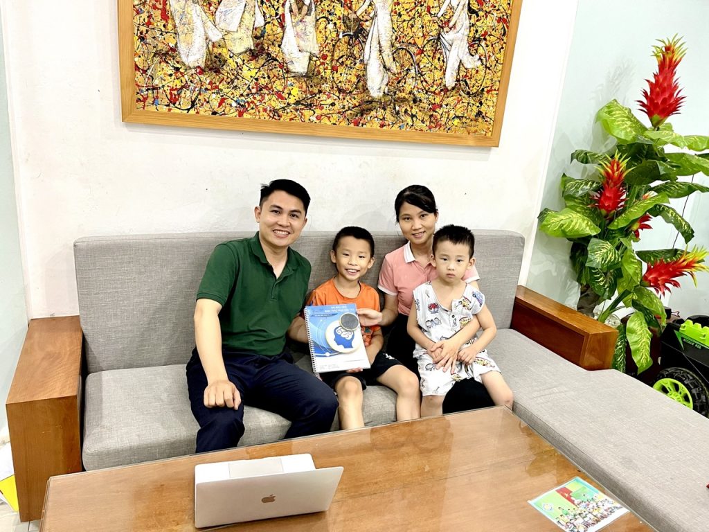 Gia đình khách hàng với báo cáo sinh trắc