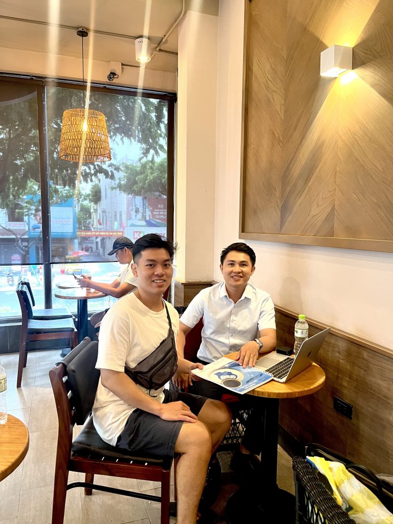 Khách hàng nhận báo cáo sinh trắc vân tay