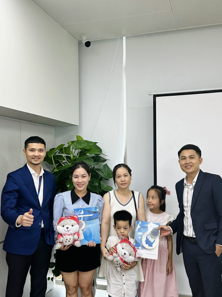 Khách hàng tại sự kiện Touch Finger