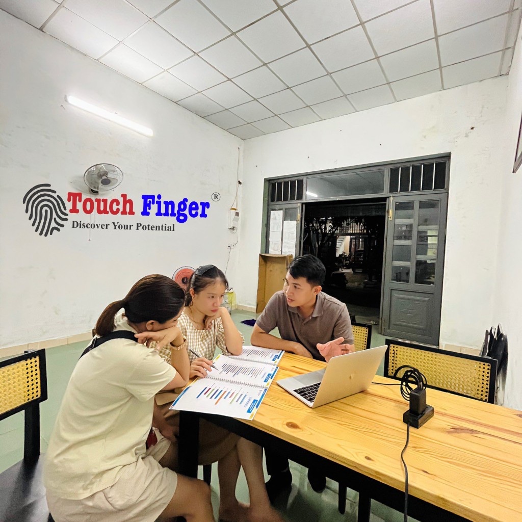 Chị Vân tư vấn sinh trắc vân tay tại Touch Finger